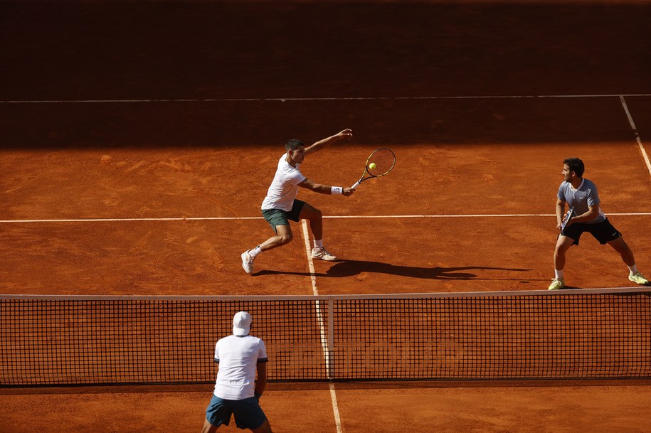 Łukasz Kubot i francuski tenisista Edouard Roger-Vasselin odpadli w pierwszej rundzie debla w turnieju ATP rangi 1000 w Madrycie /PAP/EPA/JuanJo Martin /