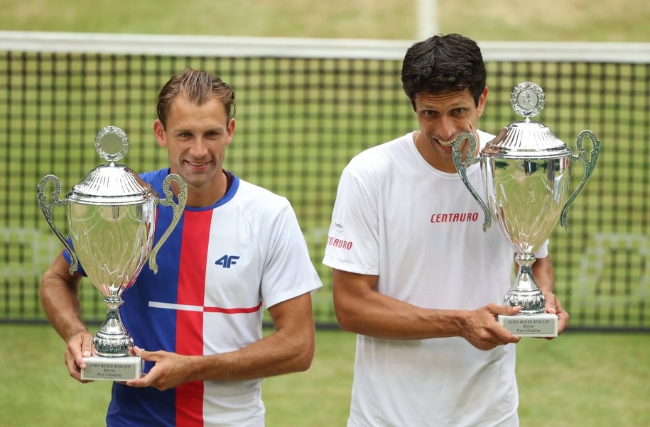 Łukasz Kubot i Marcelo Melo po triumfie w turnieju w niemieckim Halle, 25 czerwca 2017 /Friso Gentsch//DPA /PAP