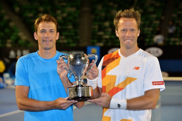 Łukasz Kubot (po lewej) i Robert Lindstedt po zwycięstwie w deblu w Australian Open /JOE CASTRO /PAP/EPA
