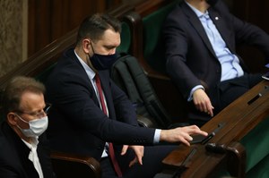 Łukasz Mejza na sali sejmowej. Głosuje razem z PiS