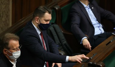 Łukasz Mejza na sali sejmowej. Głosuje razem z PiS