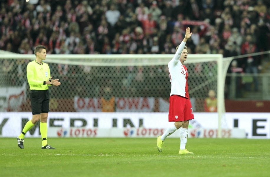 Łukasz Piszczek opuszcza boisko tuż przed przerwą meczu eliminacyjnego mistrzostw Europy ze Słowenią na PGE Narodowy w Warszawie /Leszek Szymański /PAP