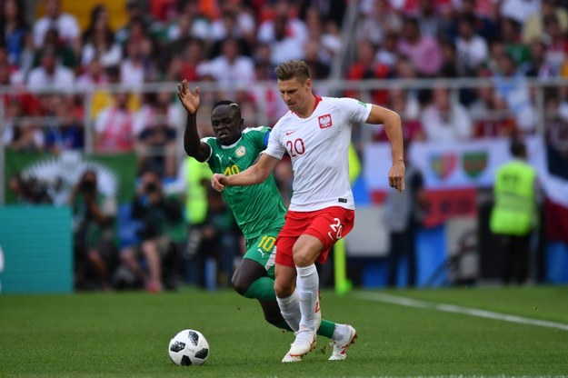 Łukasz Piszczek (P) i Sadio Mane (L) z Senegalu podczas meczu grupy H piłkarskich mistrzostw świata w Moskwie /Bartłomiej Zborowski /PAP