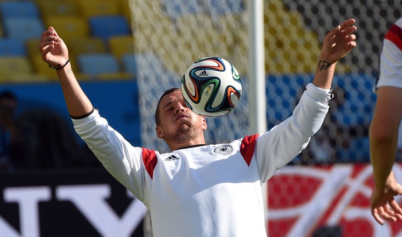 Łukasz Podolski czeka na swą kolejną szanse na mundialu. /AFP