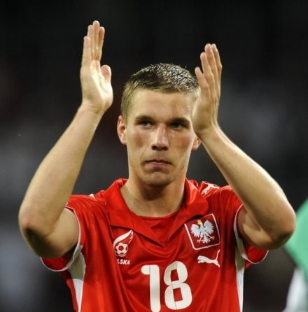 Łukasz Podolski - szkoda, że koszulkę Polski założył po meczu, a nie przed... /AFP