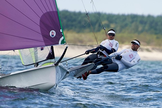 Łukasz Przybytek i Paweł Kołodziński w wyścigu w klasie 49er podczas żeglarskich mistrzostw Polski klas olimpijskich na Zatoce Gdańskiej we wrześniu 2019 roku / 	Adam Warżawa    /PAP