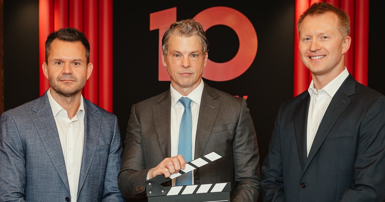 Łukasz Romaniuk (Content Engineering Director w warszawskim biurze Netflixa), Greg Peters (prezes Netflixa), Łukasz Kłuskiewicz (dyrektor programowy Netflixa w Europie Środkowo-Wschodniej) /Netflix