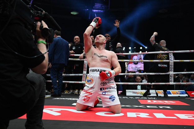 Łukasz Różański po zwycięskiej walce o mistrzostwo świata WBC /Darek Delmanowicz /PAP
