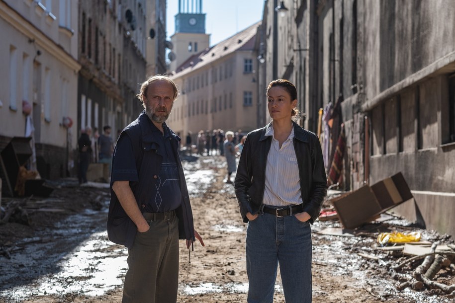 Łukasz Simlat i Magdalena Różczka na planie serialu "Rojst'97" /Netflix  /Materiały prasowe