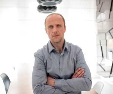 Łukasz Simlat pojawia się w roli Sebastiana Malika, partnera w firmie konsultingowej.