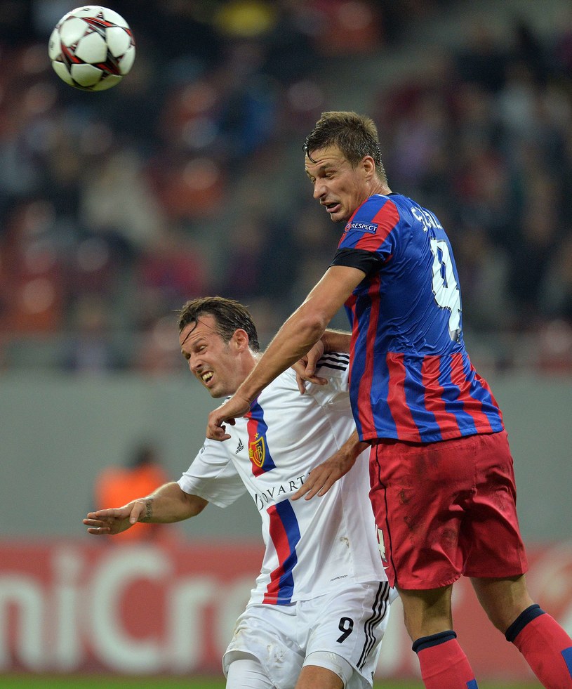 Łukasz Szukała (z prawej), obrońca Steauy Bukareszt podczas meczu z FC Basel /AFP