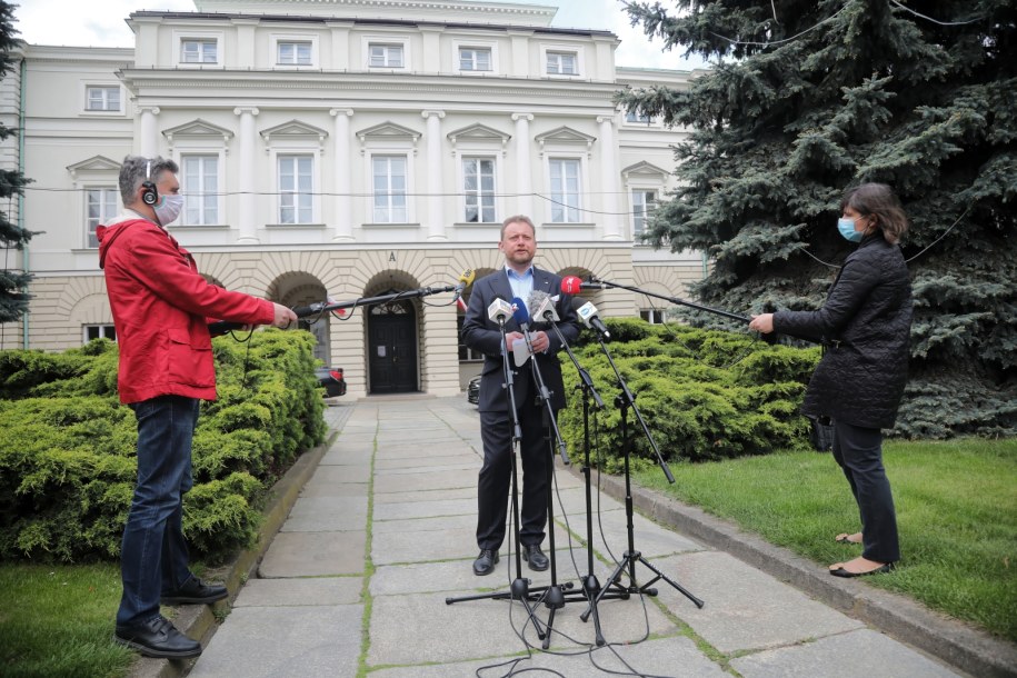 Łukasz Szumowski przed gmachem resortu zdrowia /	Wojciech Olkuśnik /PAP