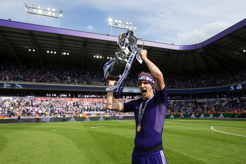 Łukasz Teodorczyk z trofeum za mistrzostwo Belgii /AFP
