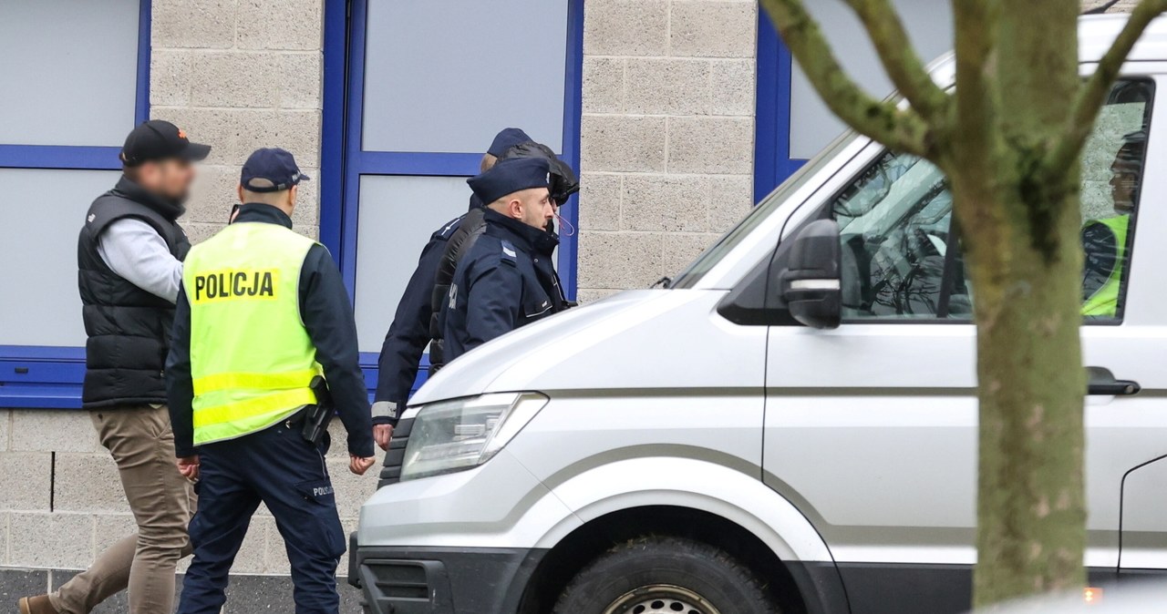 Łukasz Ż. podczas przejmowania przez polskich policjantów na przejściu w Kołbaskowie / 	Marcin Bielecki    /PAP