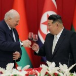 Łukaszenka podarował Kim Dzong Unowi karabin "na wypadek pojawienia się wrogów"