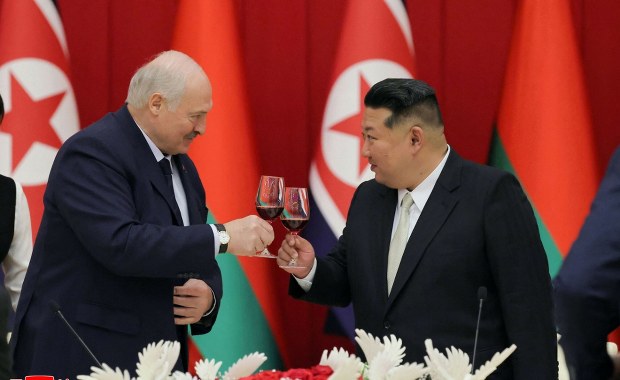 Łukaszenka podarował Kim Dzong Unowi karabin "na wypadek pojawienia się wrogów"