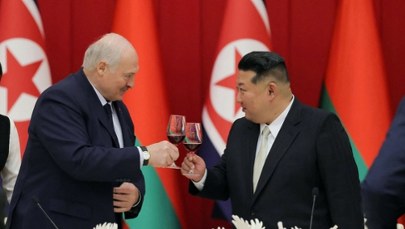Łukaszenka podarował Kim Dzong Unowi karabin "na wypadek pojawienia się wrogów"
