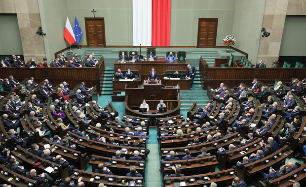 "Łukaszenka używa ludzi jako żywych tarcz".  Posiedzenie Sejmu ws. sytuacji na granicy