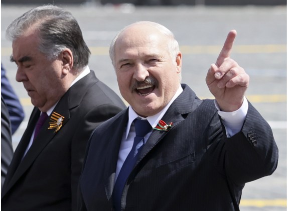 Łukaszenko: Potrzebne istotne zmiany w konstytucji, zrobimy to w dwa lata /EKATERINA SHTUKINA / SPUTNIK / GOVERNMENT PRESS SERVICE POOL /PAP/EPA