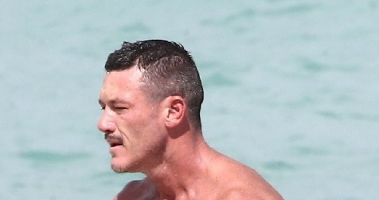 Luke Evans na plaży /BACKGRID /East News