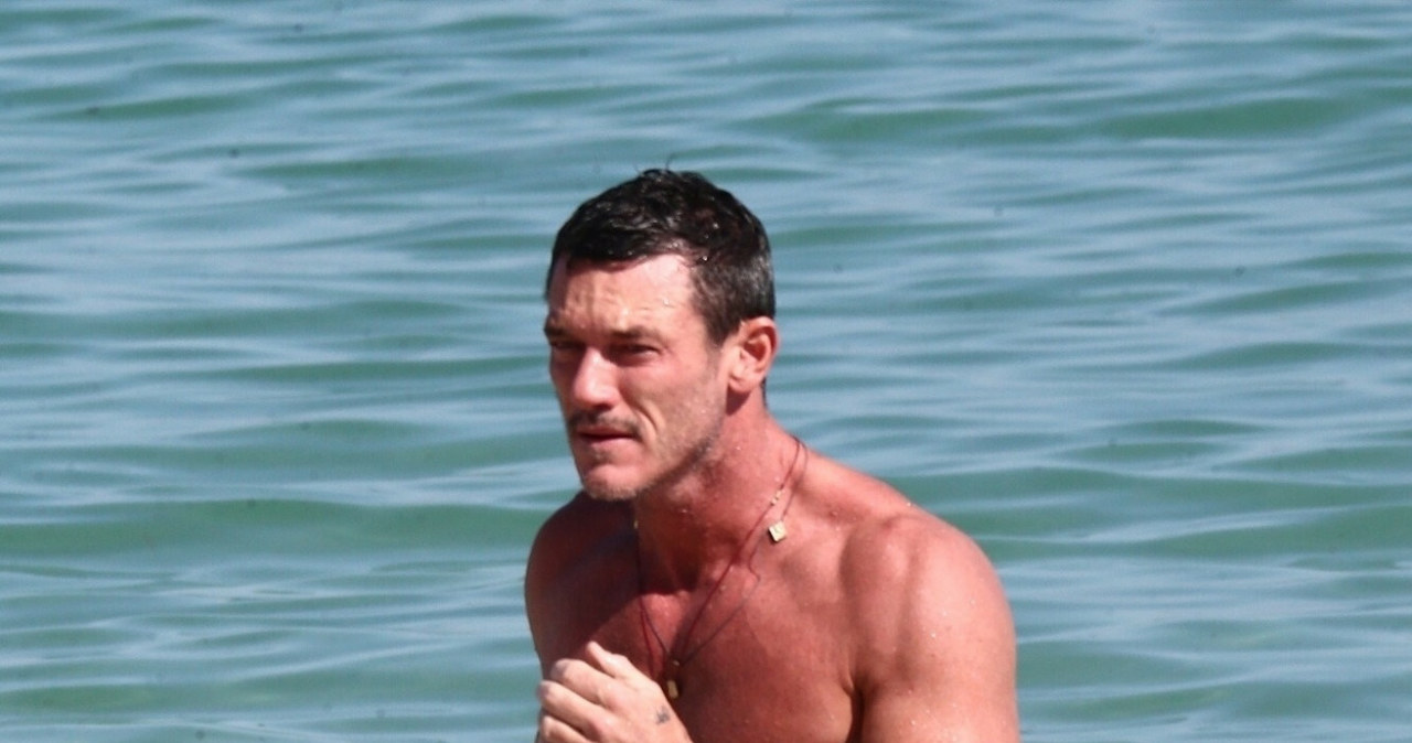 Luke Evans na plaży /BACKGRID /East News