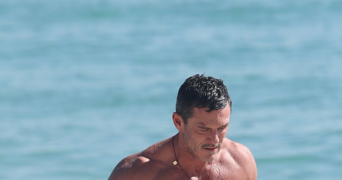 Luke Evans na plaży /BACKGRID /East News