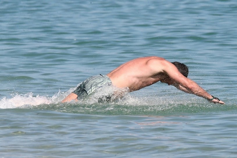 Luke Evans na plaży /BACKGRID /East News
