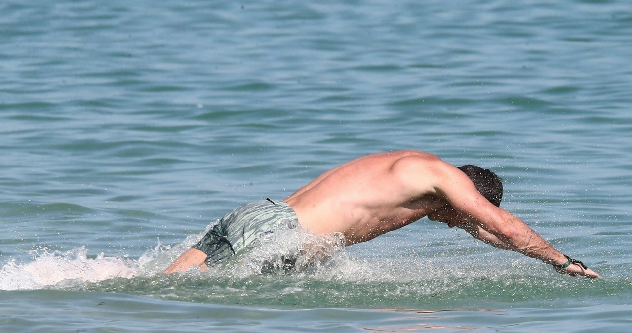 Luke Evans na plaży /BACKGRID /East News