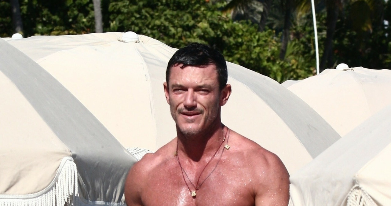 Luke Evans na plaży /BACKGRID /East News