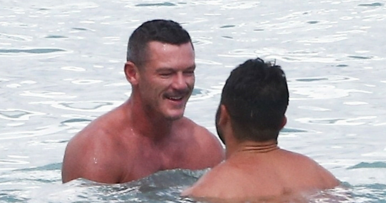 Luke Evans na plaży /BACKGRID /East News