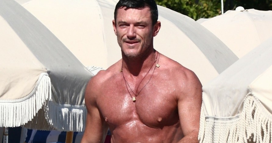 Luke Evans na plaży /BACKGRID /East News