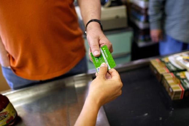 Luki w zabezpieczeniu kart kredytowych? /AFP