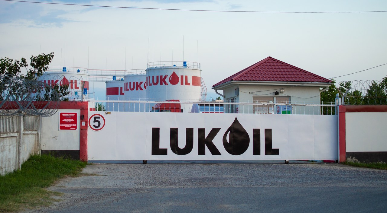 Łukoil ostrzega, że rafinerie mogą wstrzymać produkcję. Ma przepełnione magazyny