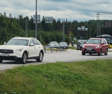 Luksusowe auta mimo sankcji wciąż jadą do Rosji. Miliony dla pośredników