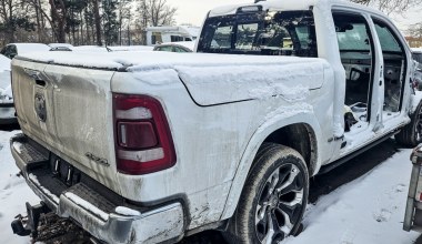 Luksusowe auta w polskiej dziupli. Policja znalazła Audi R8 i Dodge'a RAM-a