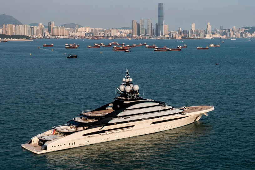Luksusowy jacht jednego z rosyjskich oligarchów  Aleksieja Mordasowa, który zbliża się do portu w Hong Kongu /East News