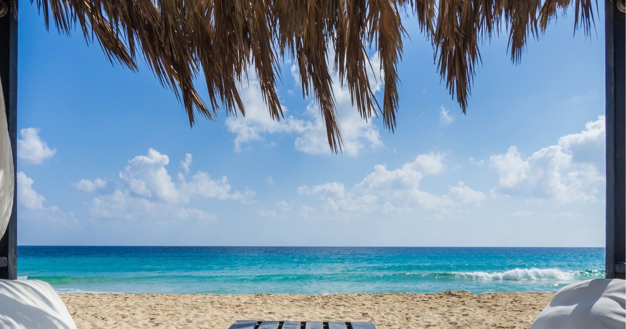 Luksusowy relaks na plaży w Marsa Matruh - egzotyczny klimat Egiptu Północnego /materiały promocyjne