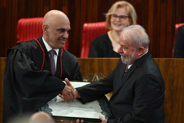 Lula da Silva (z prawej) z dyplomem potwierdzającym zwycięstwo wyborcze /Andre Borges /PAP/EPA