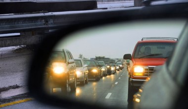 ​Lusterka samochodowe mają ukryte funkcje. Mało kto je zna, chociaż są bardzo przydatne