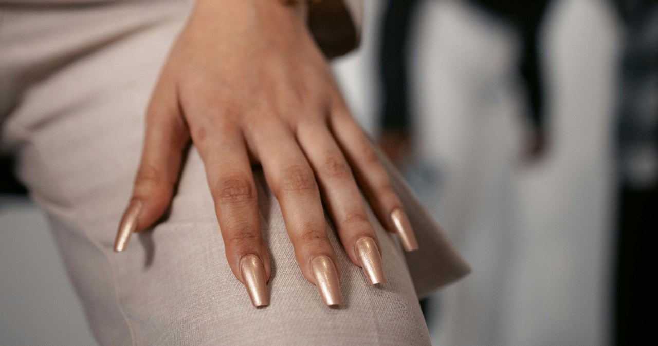Lustrzane paznokcie pasują do wielu stylizacja /Shalom Ejiofor /pexels.com