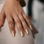 Lustrzany manicure wraca do łask. Jak uzyskać niesamowity połysk paznokci?