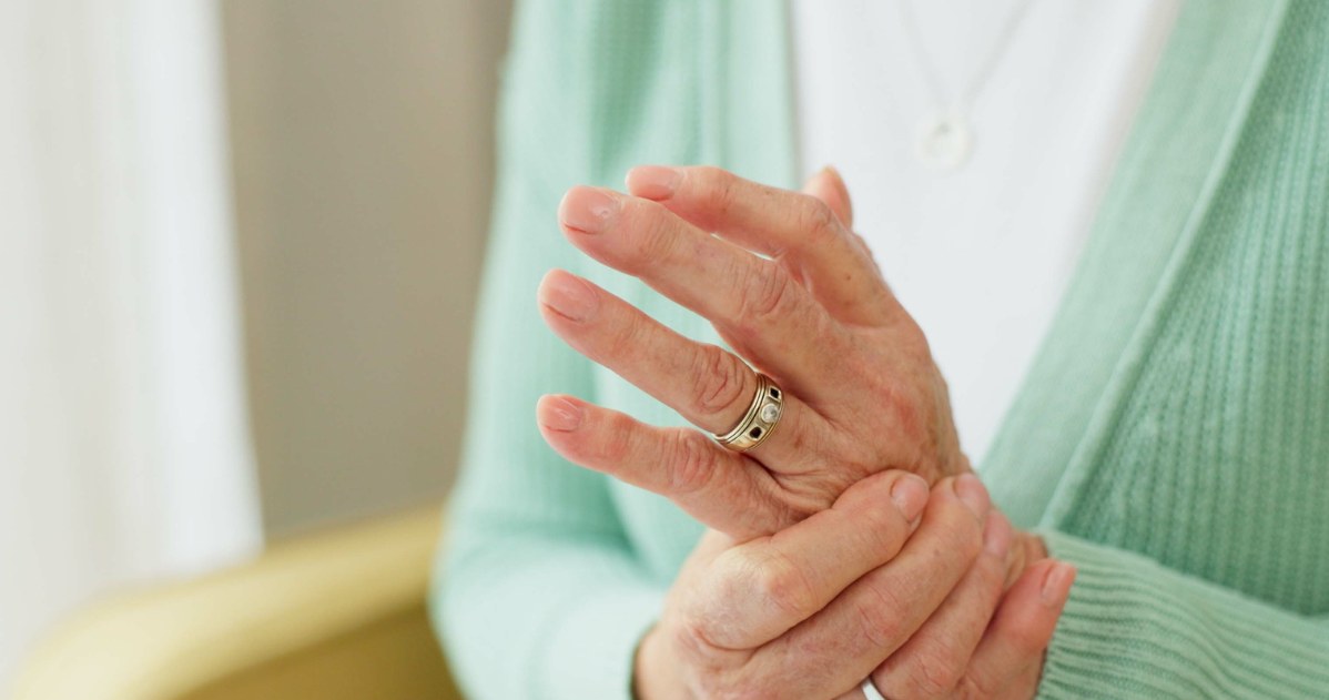 Łuszczycowe zapalenie skóry objawami przypomina zmiany zwyrodnieniowe albo kontuzję /123RF/PICSEL