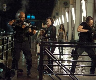Luther (Boris Kodjoe), Becky (Aryana Engineer), Alice (Milla Jovovich), Rain (Michelle Rodriguez) i Leon (Johann Urb) w filmie "Resident Evil: Retrybucja"