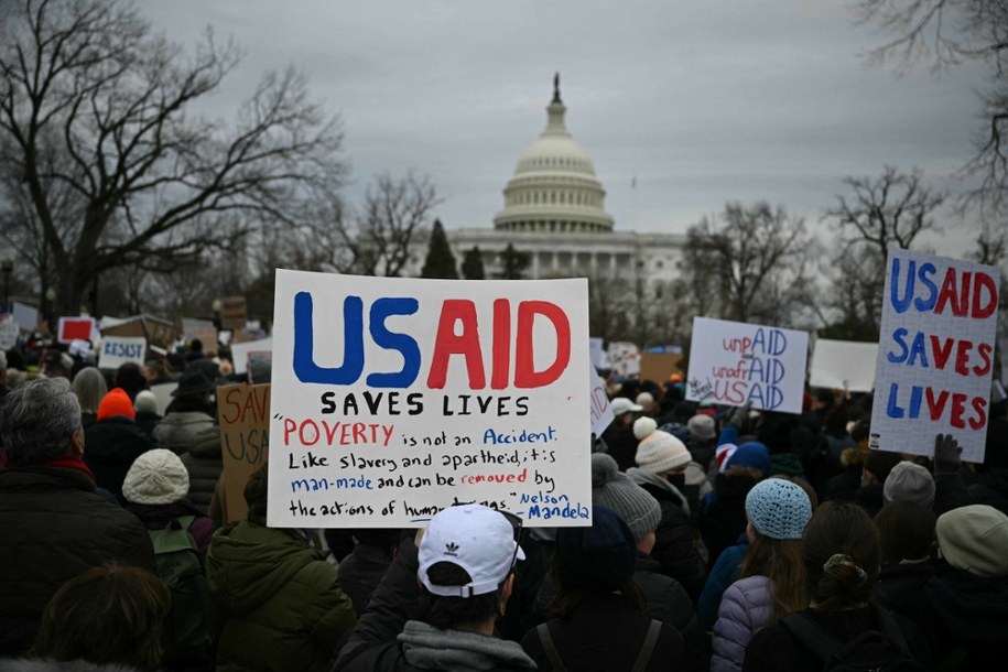 Lutowy protest w Waszyngtonie przeciwko zmiano w USAID /DREW ANGERER/AFP /East News