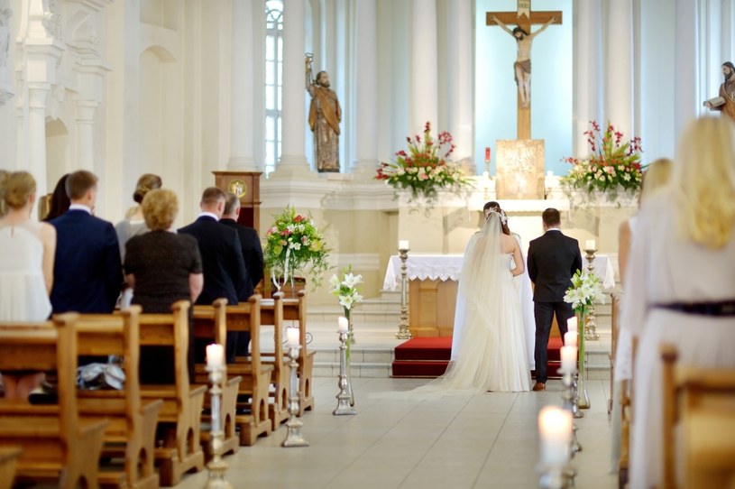 Luty nie uchodzi za miesiąc idealny do powiedzenia sobie "tak" /123RF/PICSEL