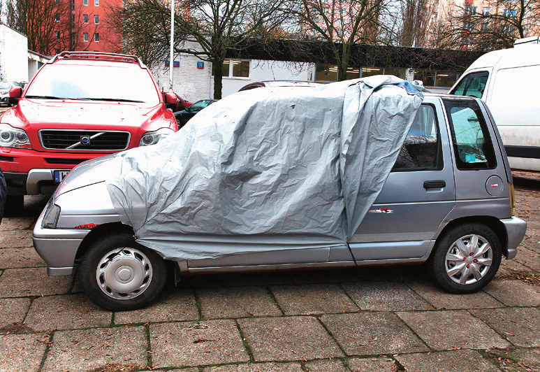 Luźna plandeka porusza się pod wpływem wiatru i może zarysować lakier lub się podwinąć. /Motor