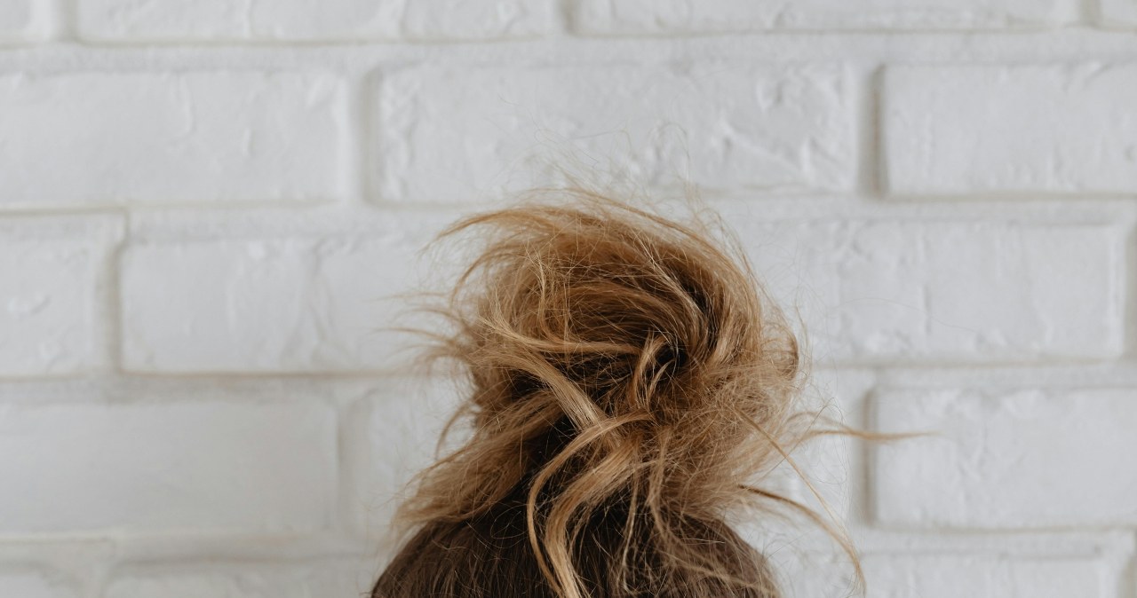 Luźny messy bun to fryzura, która wizualnie zwiększy gęstość włosów /Karola G /pexels.com