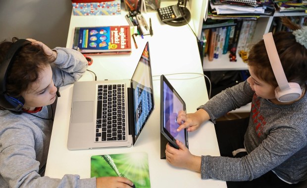 Luzowanie obostrzeń. Czego oczekują Polacy? Najnowszy sondaż dla RMF FM i "DGP"