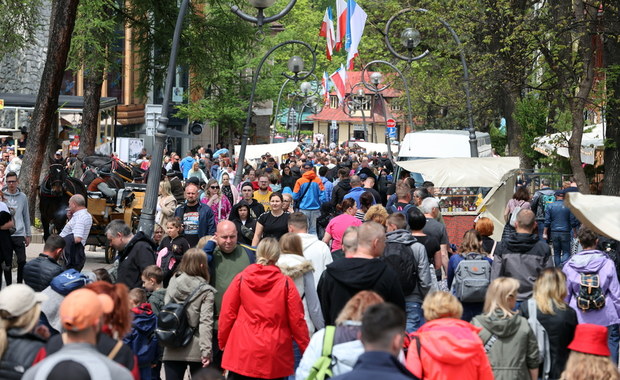 Luzowanie obostrzeń. Premier przedstawił plan na wakacje