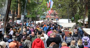 Luzowanie obostrzeń. Premier przedstawił plan na wakacje